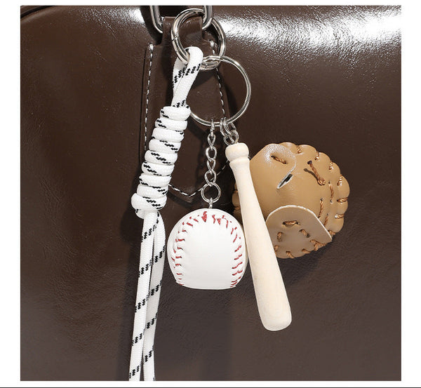 Große glänzende Boston-Bag in Lederoptik mit zwei Tragegriffen, Stern-Applikation auf der Vorderseite und abnehmbarem Baseball-Anhänger-Set, Detailansicht