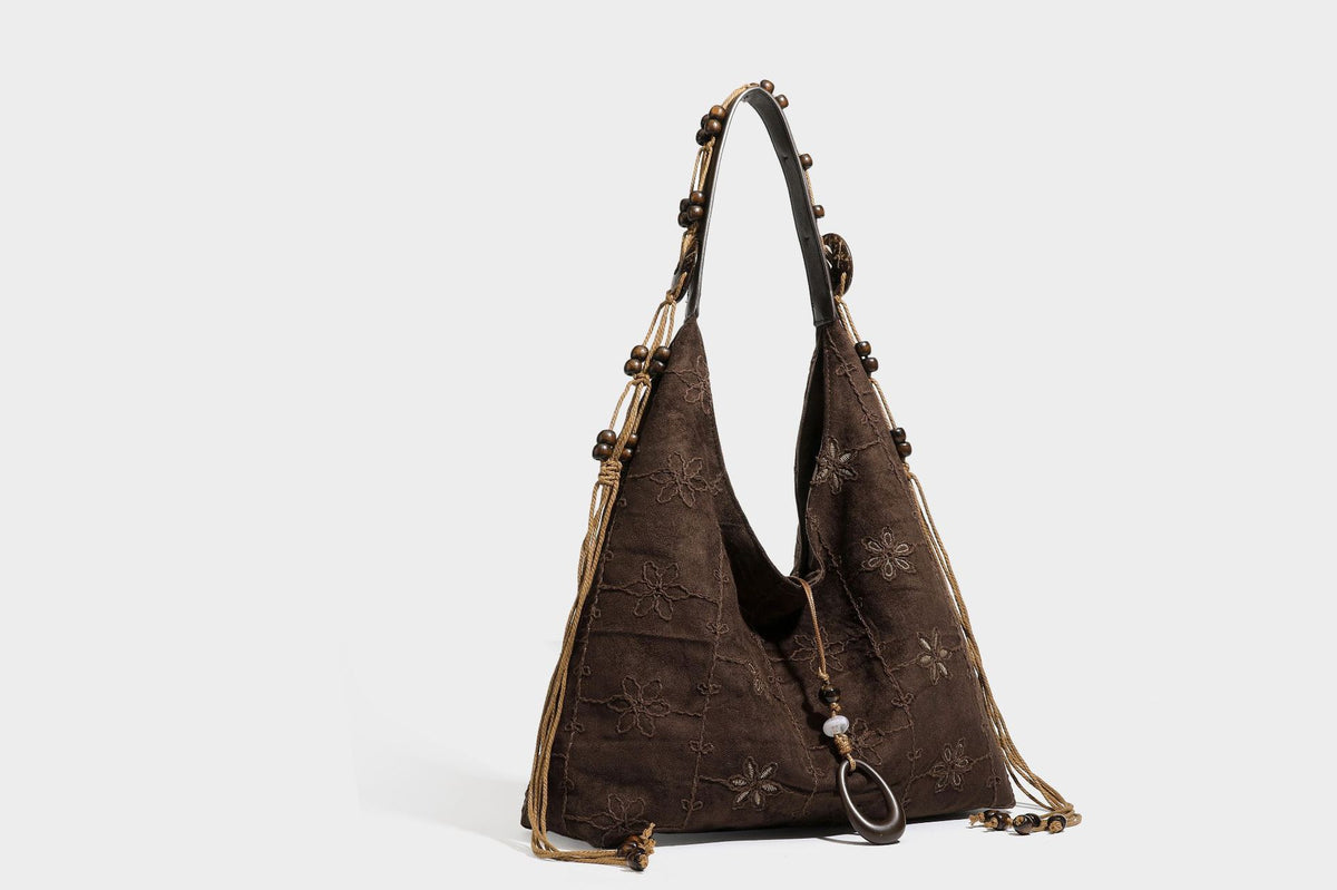 Dunkelbraune bestickte Hobo-Shopper-Tasche mit perlenverziertem Schulterriemen in Lederoptik, verknoteten Quastenbändern und ovalen Ringbeschlägen
