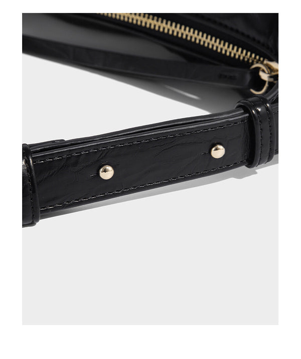 Glänzende, gekräuselte Halbmond-Schultertasche mit goldfarbenen Emblem-Beschlägen und verstellbarem Riemen, Detailansicht 11