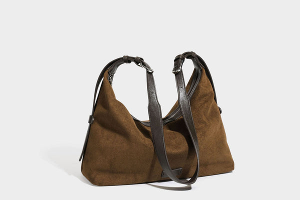 Lässige Hobo-Schultertasche mit matter brauner Wildlederoptik, dunklen glatten Besätzen, Reißverschluss oben und langem, verstellbarem