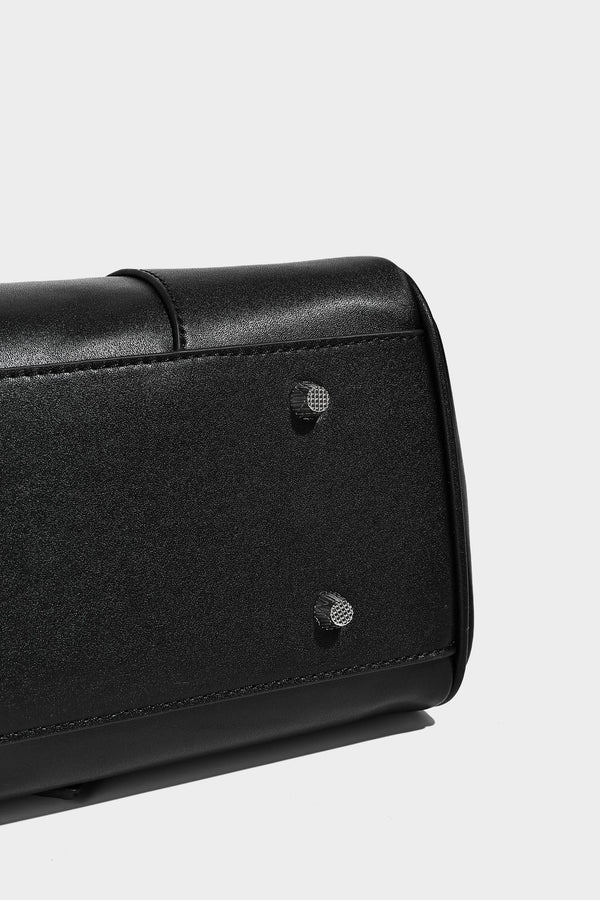 Strukturierte Tote-Bag in schwarzer Lederoptik mit Drehverschluss in Vorhängeschloss-Optik, dekorativen Riemendetails und abgerundeten Doppelhenkeln