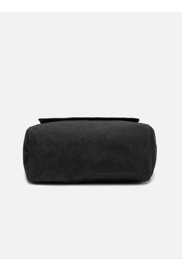 Große schwarze Messenger-Tasche aus mattem Canvas mit Überschlag vorn, Reißverschluss oben, elastischen Seitentaschen und verstellbarem silberfarbenem