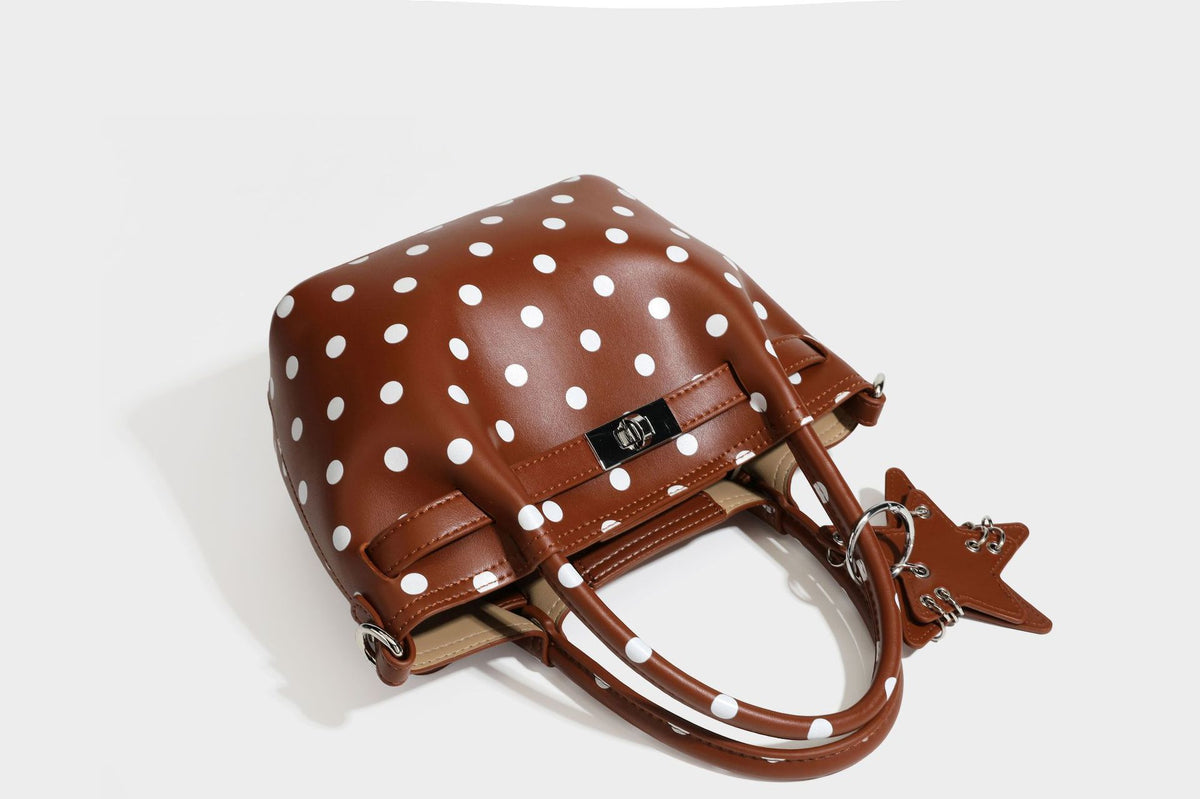 Kleine strukturierte Mini-Tote-Bag mit Punkten in Braun und weißen Punkten, Sternanhänger, zwei Tragegriffen und abnehmbarem Schulterriemen