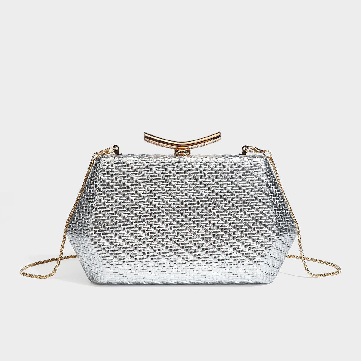 Kleine strukturierte Clutch aus metallisch schimmerndem Flechtmaterial mit goldfarbenem Bügelverschluss und abnehmbarem Kettenriemen, Detailansicht 5