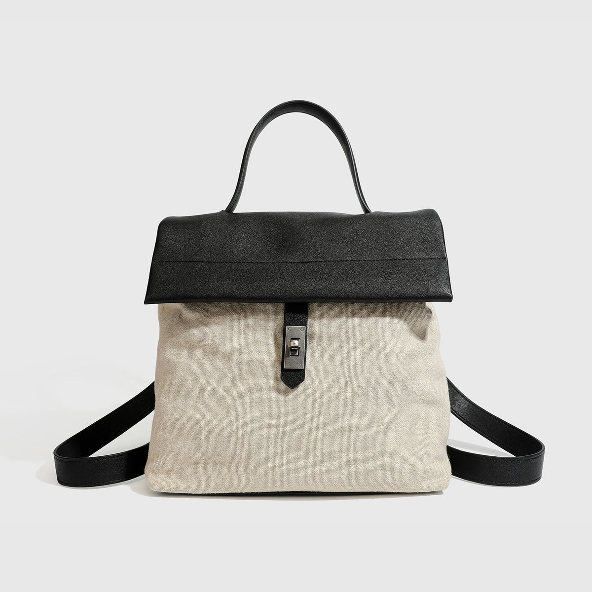 Strukturierter Rucksack in beige aus gewebtem Canvas mit schwarzer Klappe in Lederoptik, Drehverschluss, Tragegriff und flachem Schulter