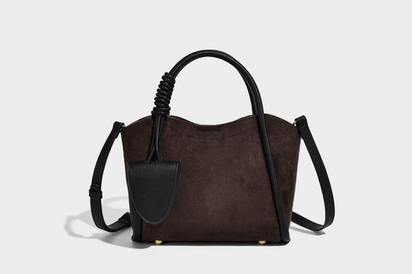 Kleine, strukturierte Tote-Bag mit offenem Design in Dunkelbraun und matter Wildlederoptik, mit schwarzen geknoteten Tragegriffen und befestigtem Front
