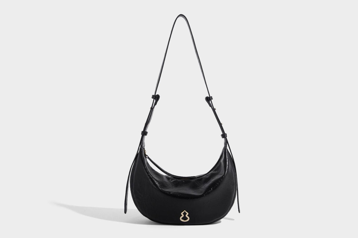 Glänzende, gekräuselte Halbmond-Schultertasche mit goldfarbenen Emblem-Beschlägen und verstellbarem Riemen, Detailansicht 12
