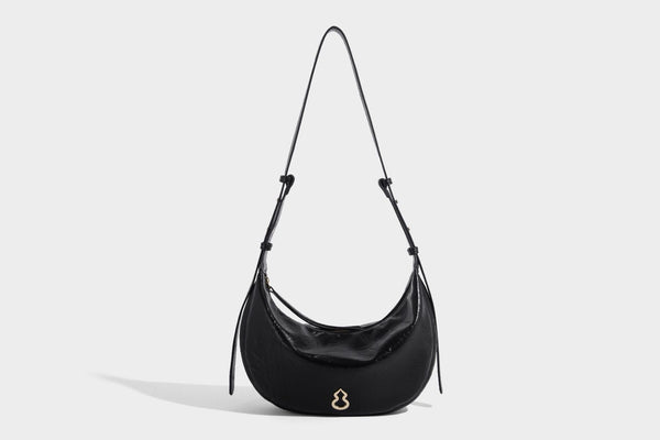 Glänzende, gekräuselte Halbmond-Schultertasche mit goldfarbenen Emblem-Beschlägen und verstellbarem Riemen, Detailansicht 12