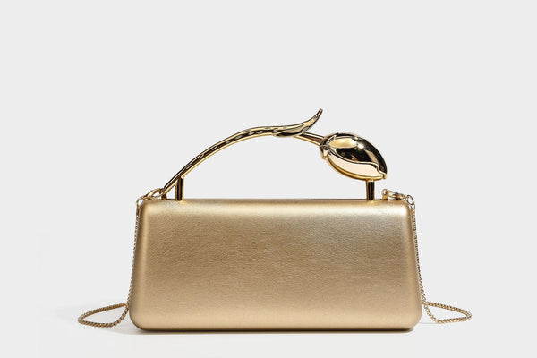 Strukturierte rechteckige Clutch mit goldfarbenem Henkel in Form einer Rosenknospe und abnehmbarem Kettenriemen in Metallic-Optik, Detailansicht