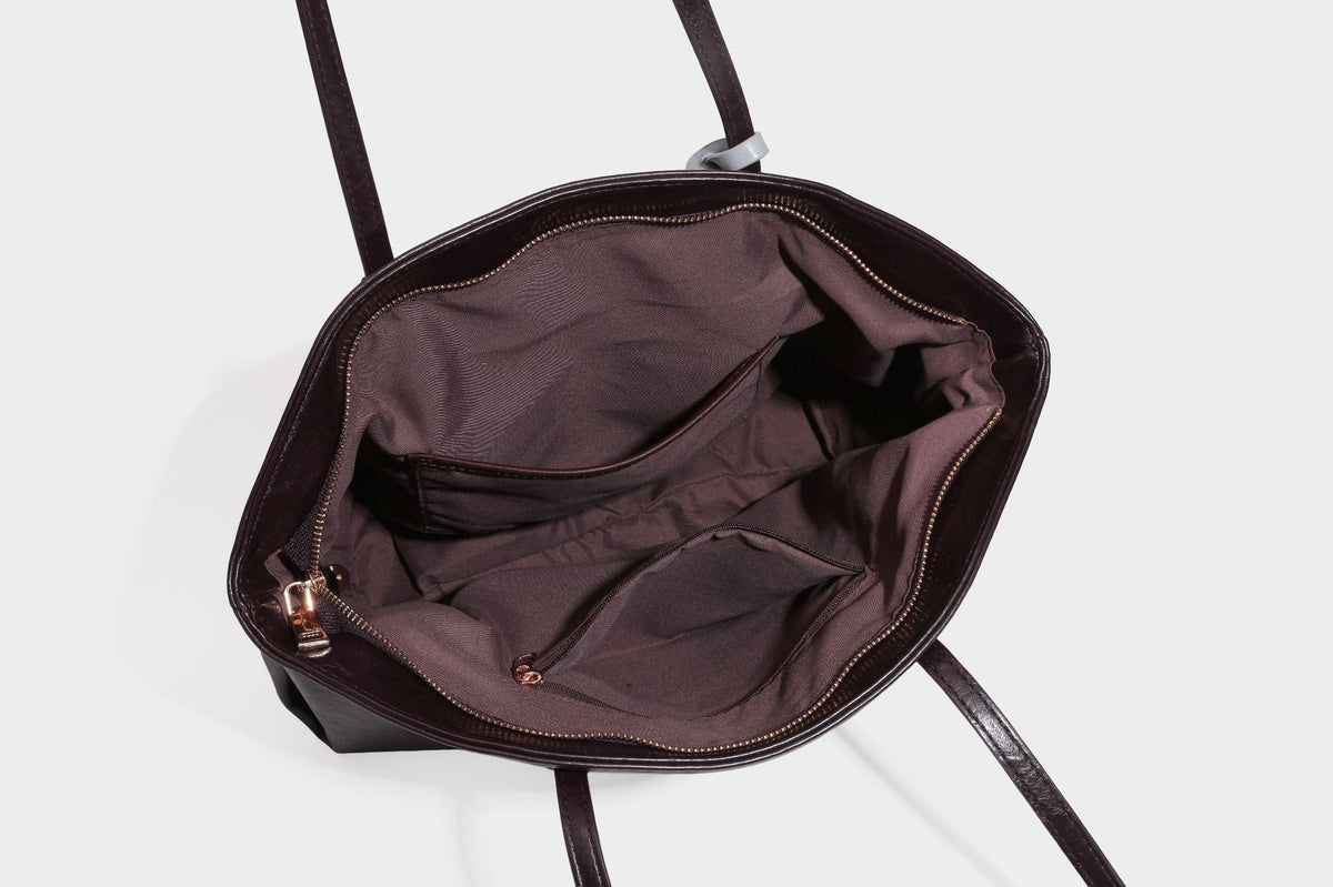 Übergroße, lässig fallende Tote-Bag aus glänzendem, geknittertem Lederimitat in dunklem Burgunderrot mit zwei langen Schulterriemen und kontrastierendem