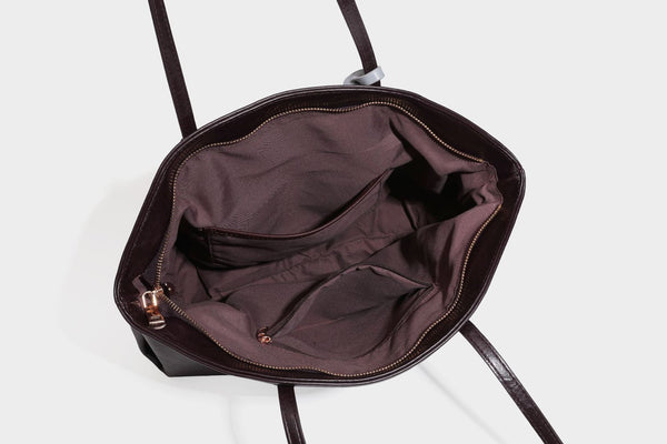 Übergroße, lässig fallende Tote-Bag aus glänzendem, geknittertem Lederimitat in dunklem Burgunderrot mit zwei langen Schulterriemen und kontrastierendem