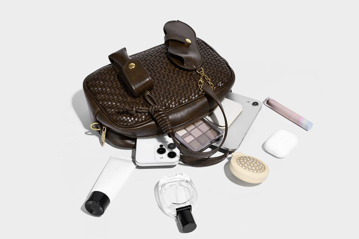 Strukturierte Boston-Tasche mit gewebter Optik, glattem Besatz in Lederoptik, zwei oberen Tragegriffen, abnehmbarer Mini-Druckknopftasche sowie Detail