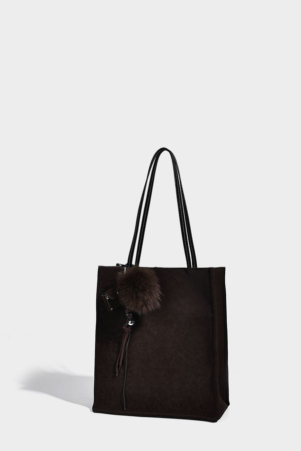 Hohe rechteckige Tote-Bag in matter Velourslederoptik mit zwei Schulterriemen und passender Reißverschlusstasche, Detailansicht 21