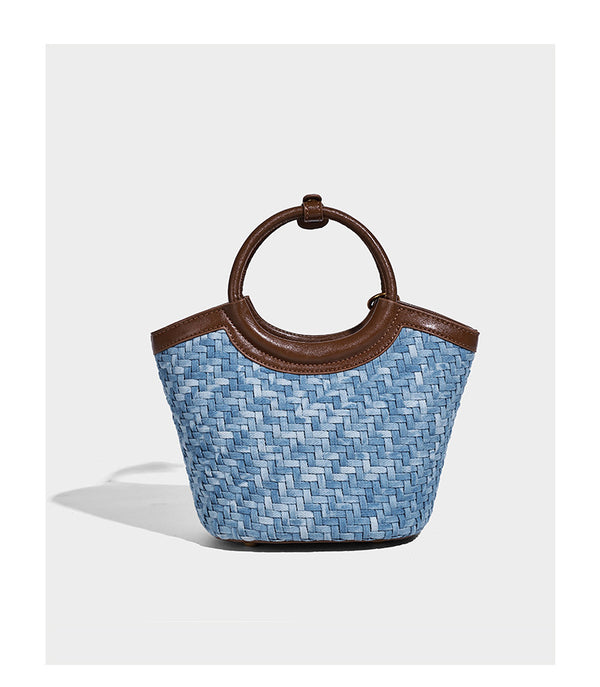 Blaue gewebte Beuteltasche in Denim-Optik mit brauner Besatz in Lederoptik, rundem Tragegriff, Quastenanhänger mit Holzperlen und verstellbarem
