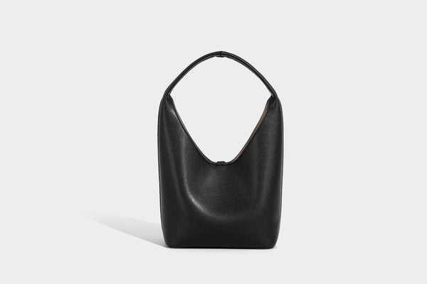 Schlichte Hobo-Schultertasche in matter Lederoptik mit gewölbtem Henkel und silberfarbenem, ovalem Anhänger, Detailansicht 21