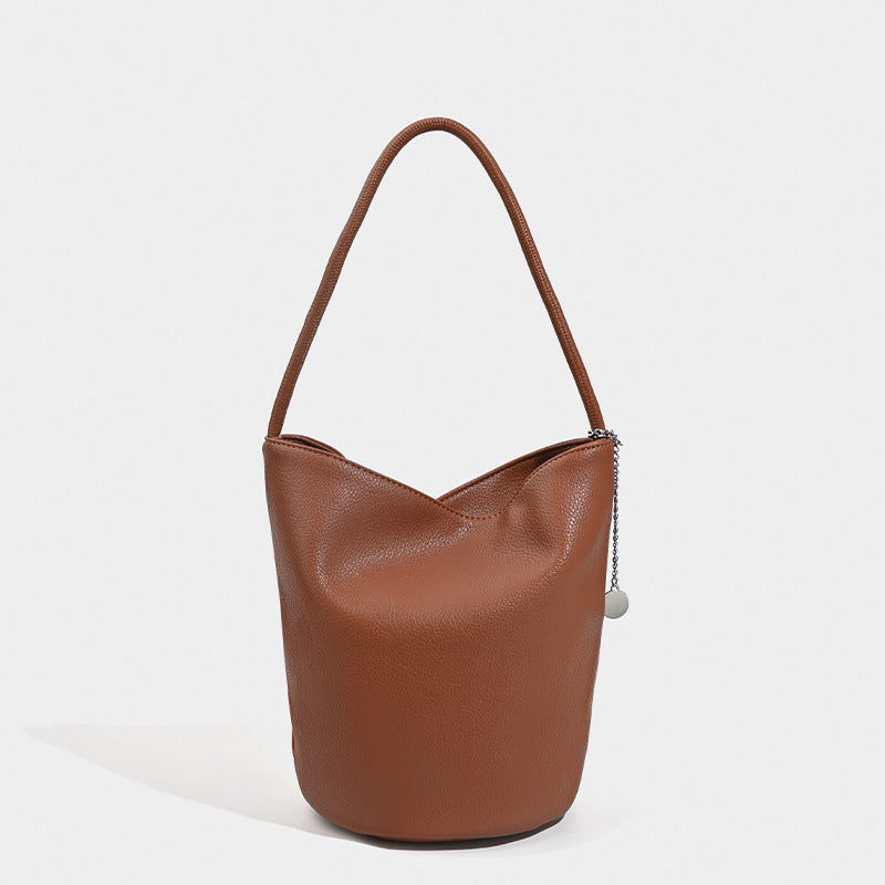 Bucket-Schultertasche aus genarbter Lederoptik mit Ketten- und Scheibenanhänger-Beschlägen sowie einem einzelnen geschwungenen Tragegriff, Detailansicht 6