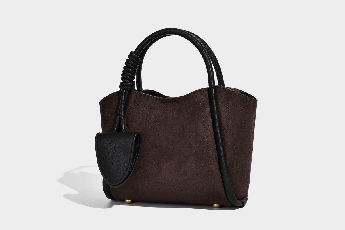 Kleine, strukturierte Tote-Bag mit offenem Oberteil aus dunkelbraunem, mattem Velourslederimitat, schwarzen geknoteten Tragegriffen und aufgesetzter Frontpartie
