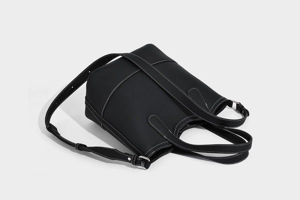 Formstabiler Shopper mit genarbter Oberfläche in Karamellbraun, zwei Henkeln, abnehmbarem Crossbody-Riemen und abnehmbarem Reißverschluss