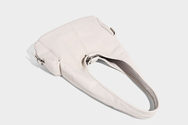 Große, lässig drapierte Hobo-Schultertasche in genarbter Lederoptik mit langem Schulterriemen und seitlicher Klappentasche mit Beschlägen, Detailansicht