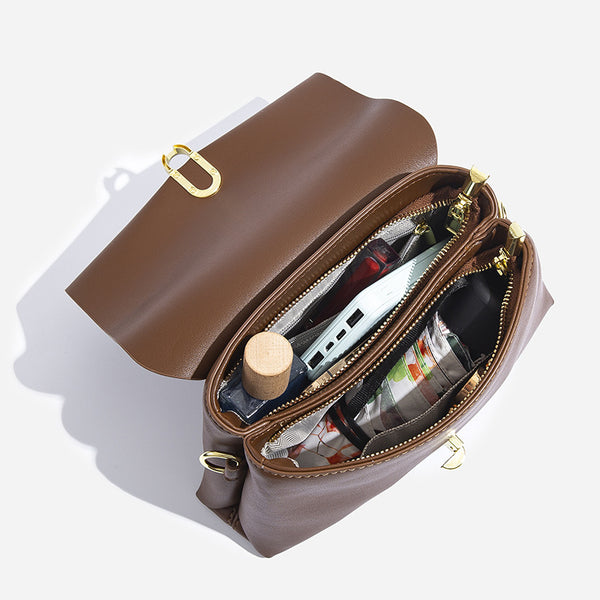 Mini-Crossbody-Tasche mit strukturierter Form und Überschlag, ovalem Verschluss in Goldoptik und verstellbarem Riemen, Detailansicht 4