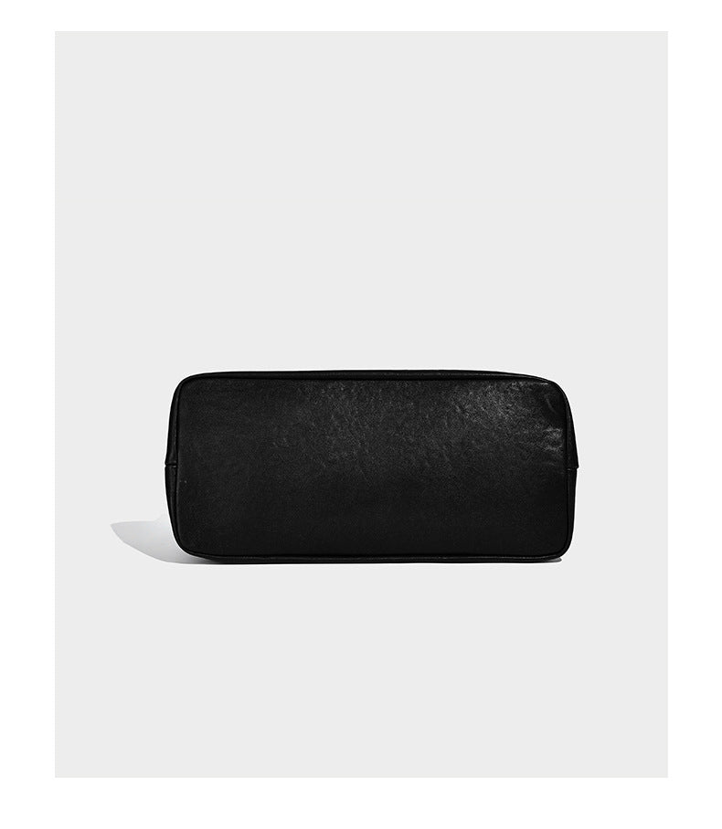 Glänzende, strukturierte schwarze Tote-Bag mit silberfarbenem Schnallenriemen, zwei Henkeln und abnehmbarem Schulterriemen, Detailansicht 12