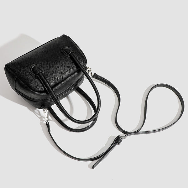 Mini-Boston-Tasche mit genarbter Oberfläche, zwei Tragegriffen, abnehmbarem verstellbarem Crossbody-Riemen und Beschlägen in Silberoptik, Detailansicht