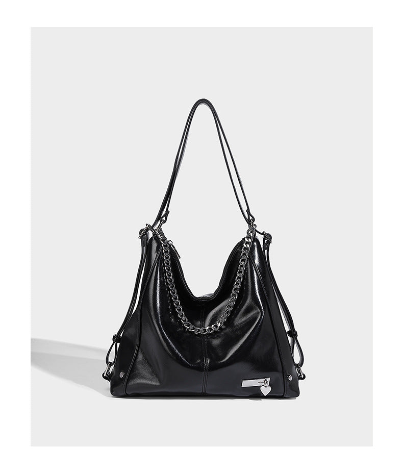 Glänzende schwarze Hobo-Shopper-Tasche mit Kettendetail in Silberoptik, Reißverschluss oben und langen Schulterriemen, Detailansicht 9