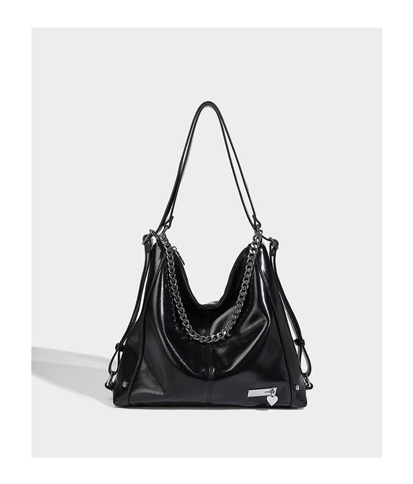 Glänzende schwarze Hobo-Shopper-Tasche mit Kettendetail in Silberoptik, Reißverschluss oben und langen Schulterriemen, Detailansicht 9
