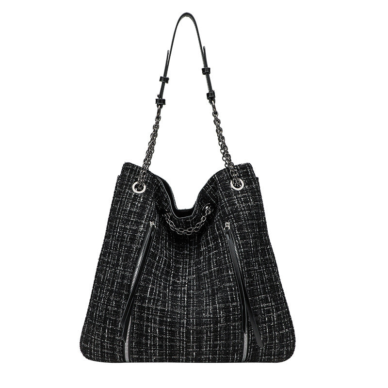 Große schwarze Schulter-Tote-Bag mit Tweedstruktur, silberfarbenem Kettenriemen und Trägern in Lederoptik, Metallösen und Außenreißverschluss