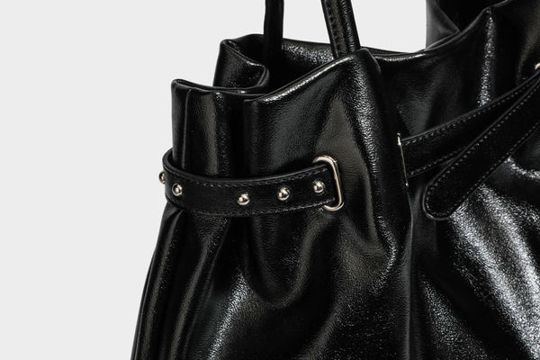 Glänzende schwarze, weich fallende Schultertasche mit gerafftem Abschluss, zwei langen Trageriemen, silberfarbenen Beschlägen und abnehmbarem Umhängeriemen