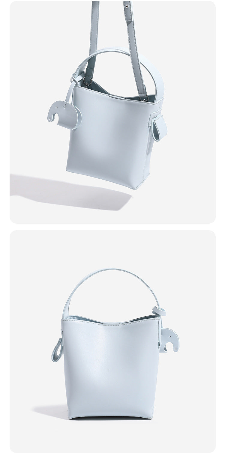 Mini-Bucket-Bag mit strukturierter Form und glatter, matter Oberfläche in eisblauer Lederoptik, gewölbtem Henkel und abnehmbarem Crossbody-Riemen