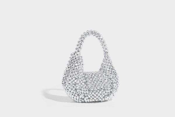 Kleine, abgerundete Hobo-Bag mit facettierten, durchscheinenden Perlen in Kristalloptik, passendem Perlenhenkel oben und silberfarbenen Details