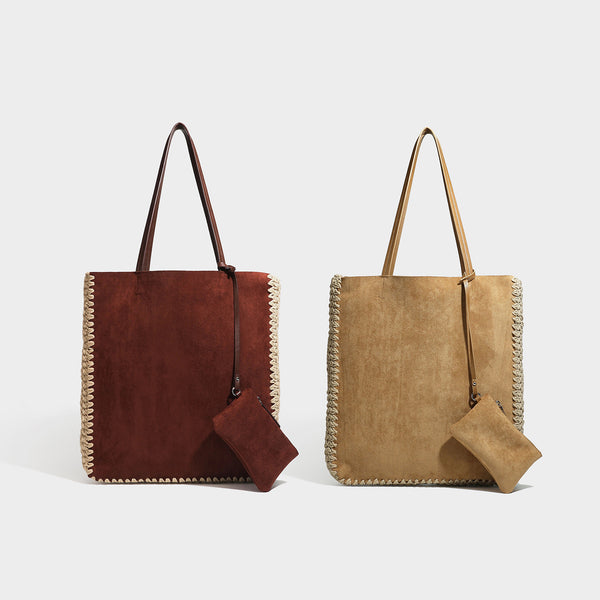 Großer matter Shopper in Wildlederoptik mit cremefarbenem Randbesatz aus gehäkeltem Kordelmaterial, langen schmalen Schulterriemen und passendem kleinen abnehmbaren