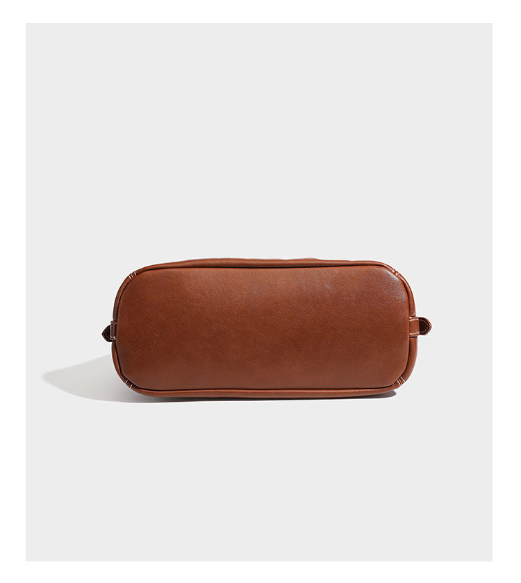 Lässig fallende Hobo-Schultertasche in glatter Lederoptik mit Kontrastnähten, antikgoldfarbenen Beschlägen und, Detail