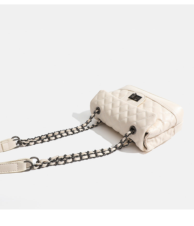 Gesteppte Mini-Schultertasche in Lederoptik mit Rautensteppung, Überschlag mit Drehverschluss und Kettenriemen in dunkler Gunmetal-Optik, Detailansicht