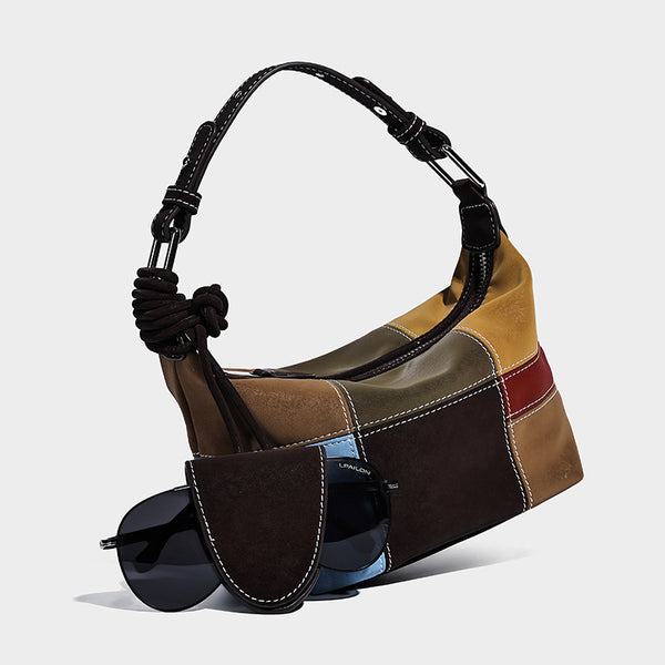 Kompakte Patchwork-Schultertasche mit geknotetem dunklem Henkel, mehrfarbigen Einsätzen in Braun, Camel, Senfgelb, Oliv, Burgunderrot, Schwarz und