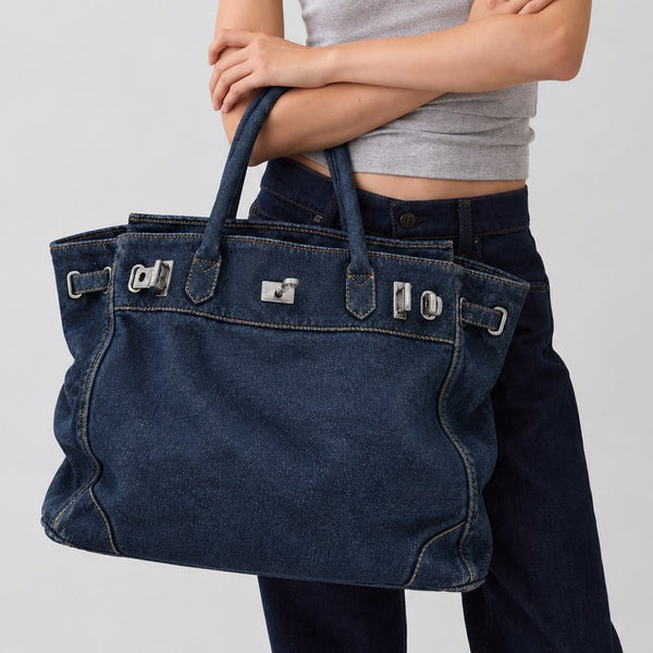 Lässig geschnittene Tote-Bag aus Denim mit silberfarbenem Drehverschluss und Schnallendetails sowie zwei gerollten Henkeln, Detailansicht 2
