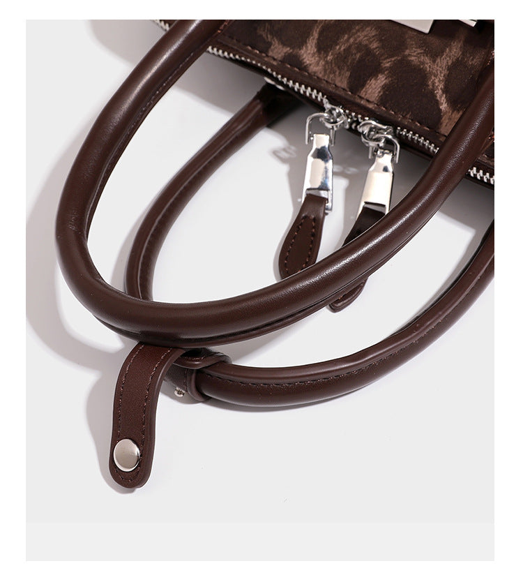 Strukturierte Henkeltasche mit tonal abgestimmtem Leopardenprint, Besatz in Lederoptik, gerollten Henkeln, vorderem Drehverschluss und