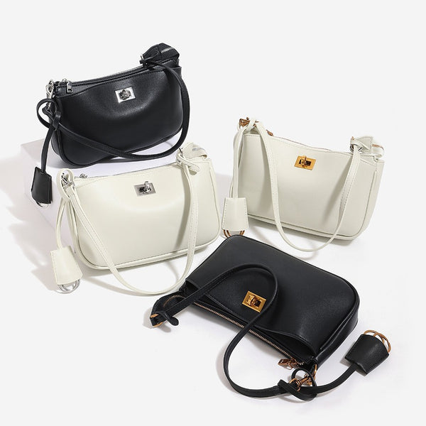 Kleine, formstabile Schultertasche aus glatter Lederoptik mit aufgesetztem Frontfach mit Drehverschluss und verstellbarem Riemen, Vorderansicht