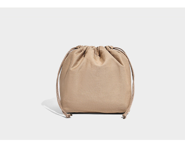 Zweifarbige gewebte Tote-Bag in Beige und Creme mit braunen Schulterriemen in Lederoptik und Quastenanhänger mit Perlen, Detailansicht 7