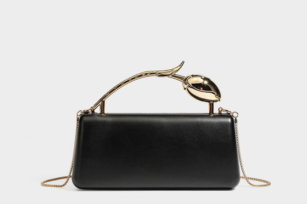 Formstabile, rechteckige Clutch mit Henkel in Rosenknospenform in Goldoptik und abnehmbarem Kettenriemen in Metallic-Optik, Detail