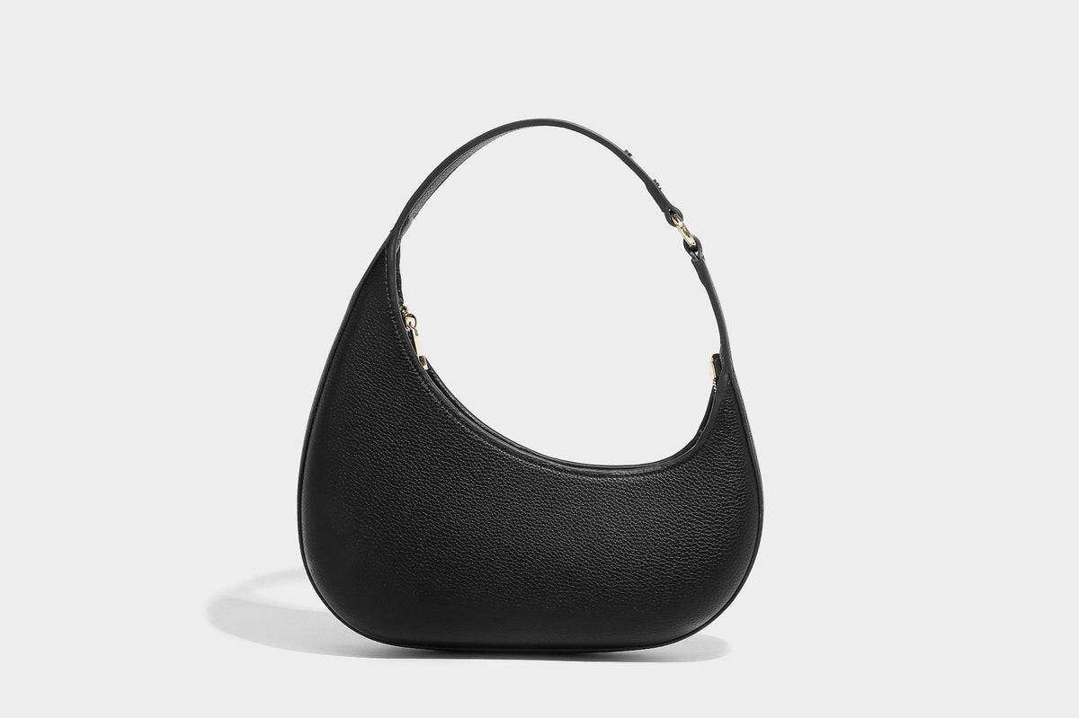 Sichelförmige Halbmond-Hobo-Schultertasche in genarbter Lederoptik mit schmalem Riemen und goldfarbenen Reißverschlussdetails, Detailansicht