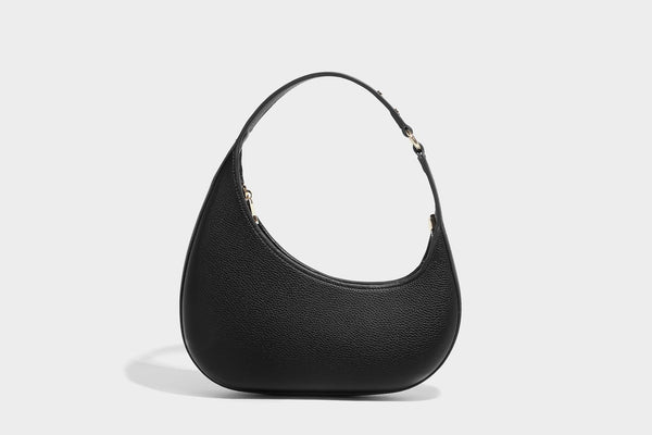 Sichelförmige Halbmond-Hobo-Schultertasche in genarbter Lederoptik mit schmalem Riemen und goldfarbenen Reißverschlussdetails, Detailansicht