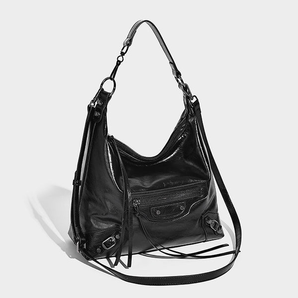 Große, glänzende, geknitterte Hobo-Schultertasche mit dunklen Metallnieten, Reißverschluss, vorderem Reißverschlussfach und verstellbarem Crossbody-Riemen
