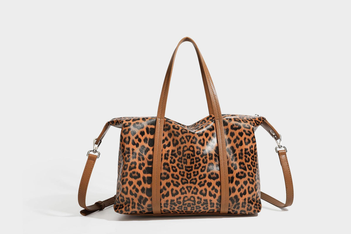 Tote-Bag in glänzender Lederoptik mit Leopardenmuster, schwarzen Besätzen, Reißverschluss oben und zwei Schultergriffen, Detailansicht 27