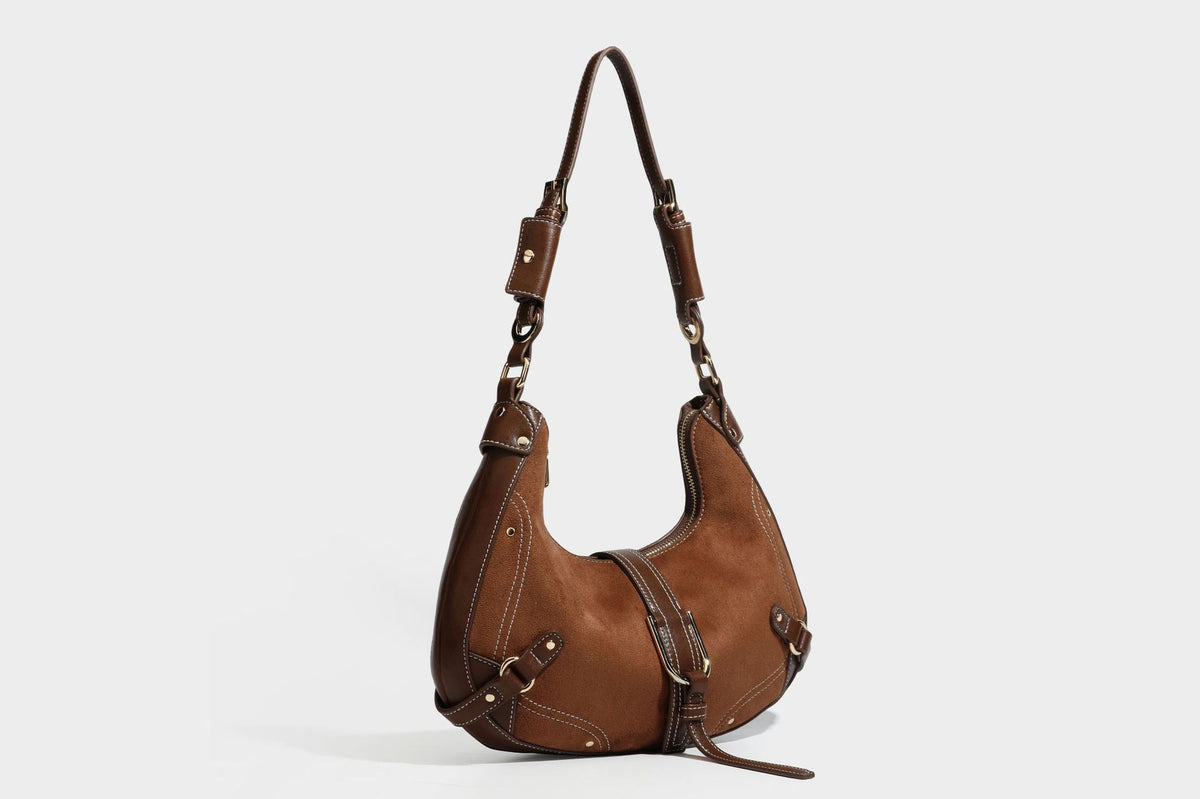 Halbmondförmige Schultertasche in camelbrauner Wildlederoptik mit weißen Kontrastnähten, goldfarbenen Beschlägen und
