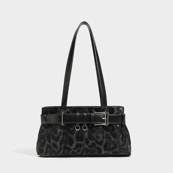 Schultertasche mit Leopardenmuster, brauner Lederoptik-Besatz, vorderem Detail mit Gürtelschnalle, silberfarbenen Beschlägen und langen