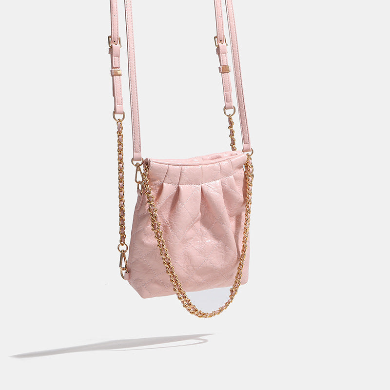 Weiche Bucket-Bag in gesteppter Lederoptik mit goldfarbenem Kettenriemen und gerafftem offenem Oberteil, Detailansicht 3