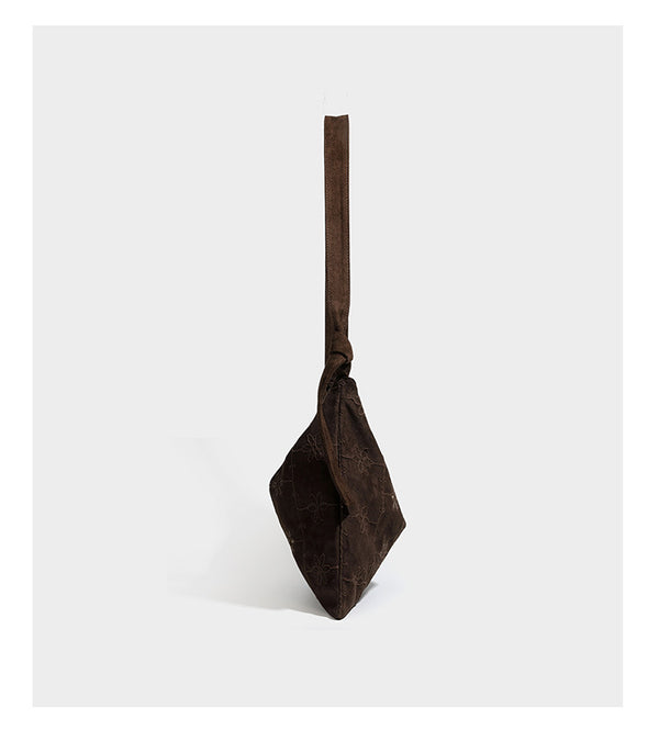 Lässige Hobo-Schultertasche in dunkelbrauner Velourslederoptik mit Ton-in-Ton-Blumenstickerei und langem, geknotetem Einzelriemen, Detailansicht