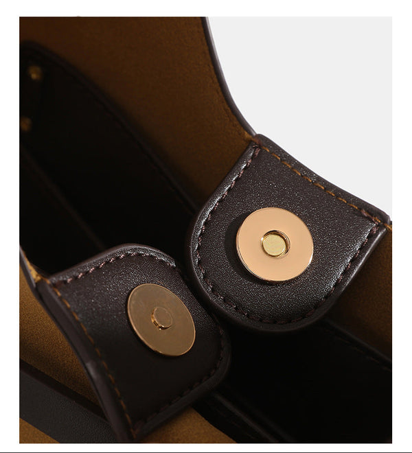 Senfgelbe Hobo-Schultertasche mit matter Velourslederoptik, dunkelbraunen Besätzen in Lederoptik und roségoldfarbenem Gürtelschloss, Detailansicht 10